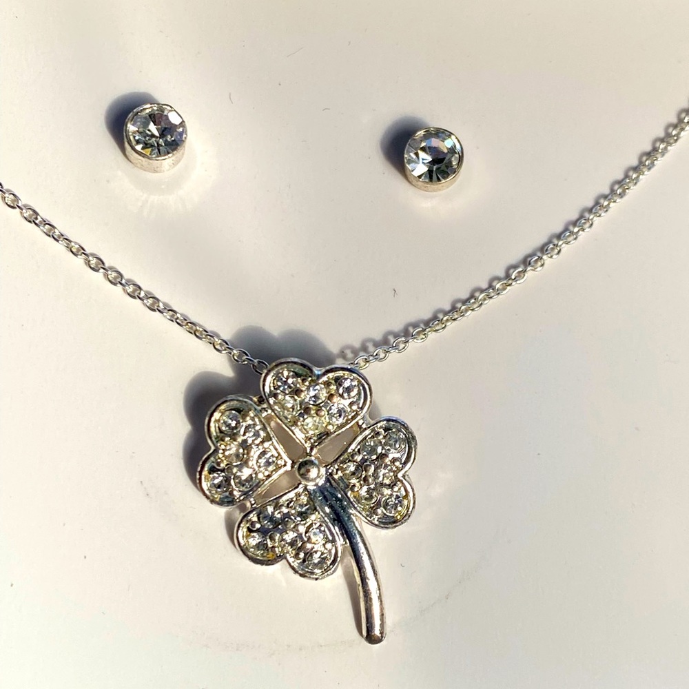 New IOB  Genuine Crystal 18” 4 leaf Clover Pendant & Earring Gift Set